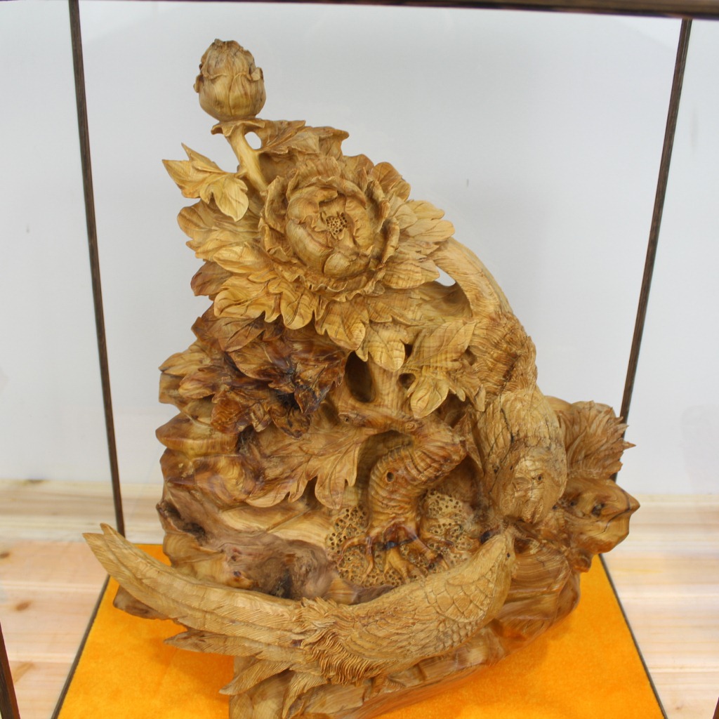 匠心獨(dú)運(yùn)·雅室生輝——崖柏木錦上添花雕刻擺件賞析